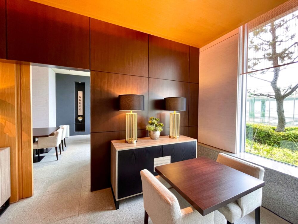 インターコンチネンタル東京ベイ 和ラウンジ 照明ランプとテーブル席