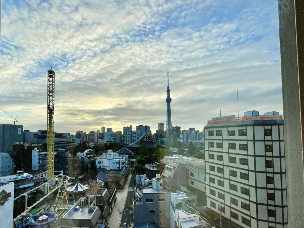 「御宿 野乃 浅草」ダブルルーム(コーナールーム) 客室からの眺望 朝焼け