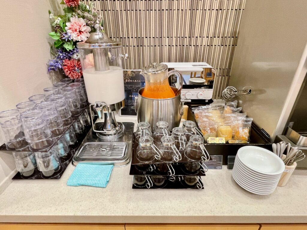 「御宿 野乃 浅草」朝食 ドリンクとパンコーナー