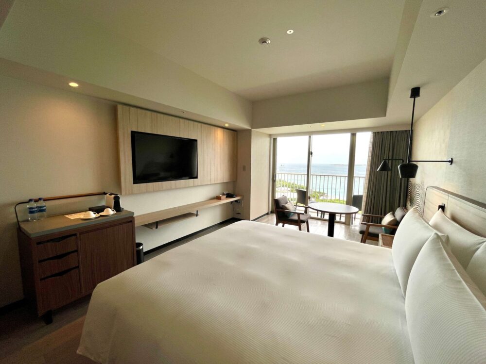 ヒルトン瀬底 エグゼクティブルーム 浴室側から客室の様子