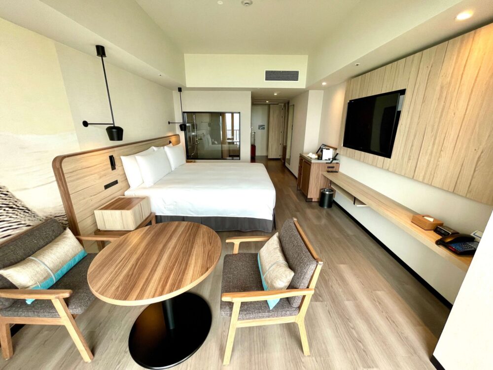 ヒルトン瀬底 エグゼクティブルーム 窓側から客室の様子