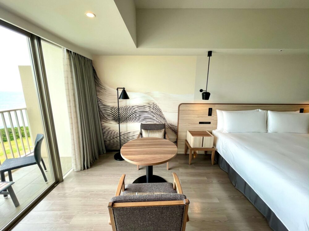 ヒルトン瀬底 エグゼクティブルーム 椅子と丸テーブル