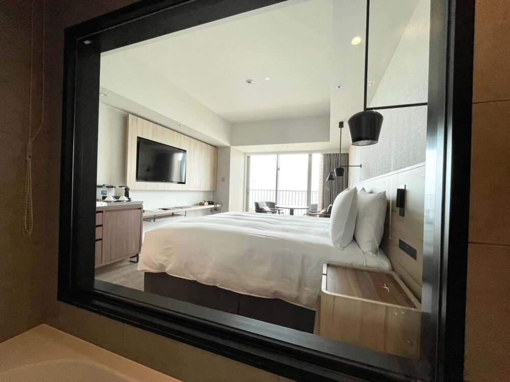 ヒルトン瀬底 浴室からベッドルームを眺めてみた