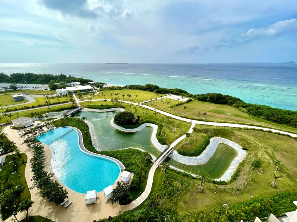 ヒルトン瀬底 屋外プールと瀬底ビーチ