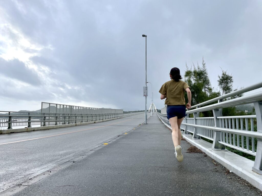 瀬底大橋を旅ランする