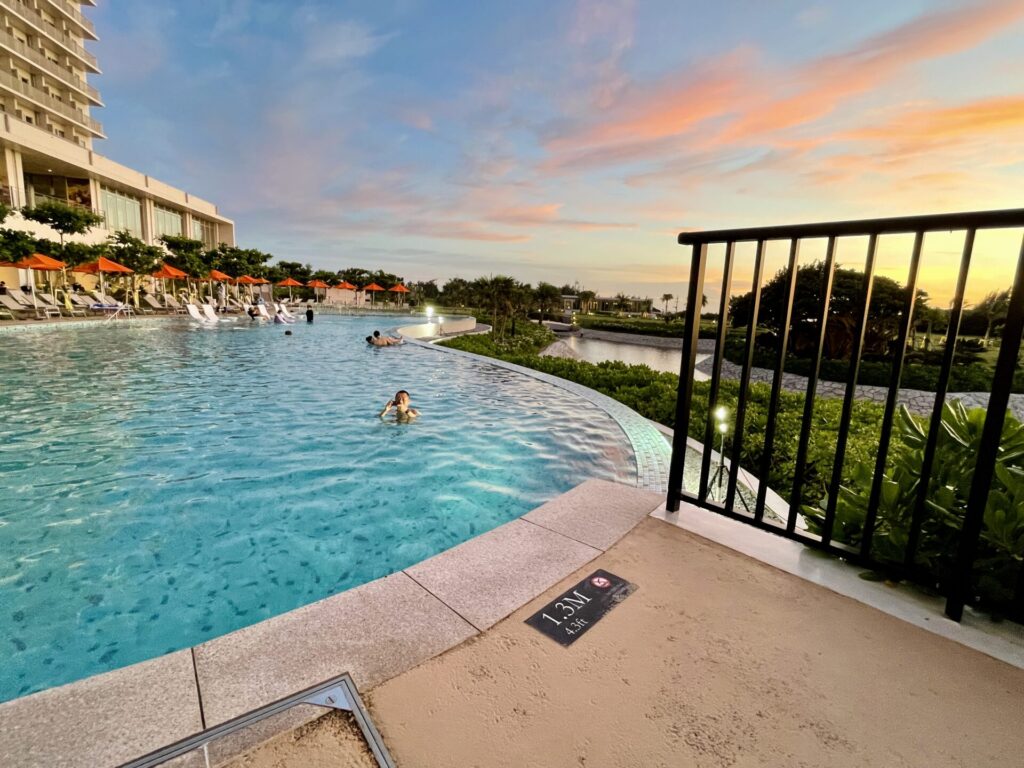 「ヒルトン瀬底」夕景のプールの様子