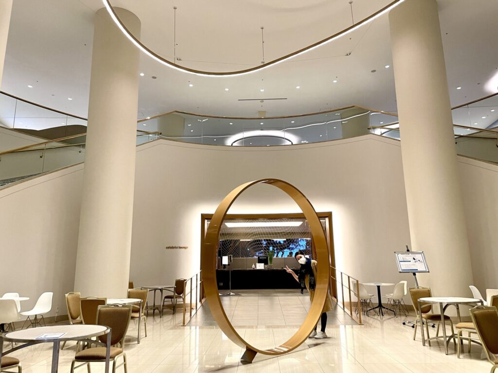 ヒルトン東京ベイ セレブリオラウンジ前で記念撮影