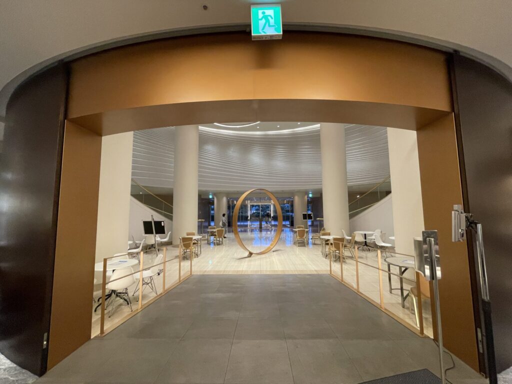 ヒルトン東京ベイ セレブリオラウンジ エントランスからロビーの様子