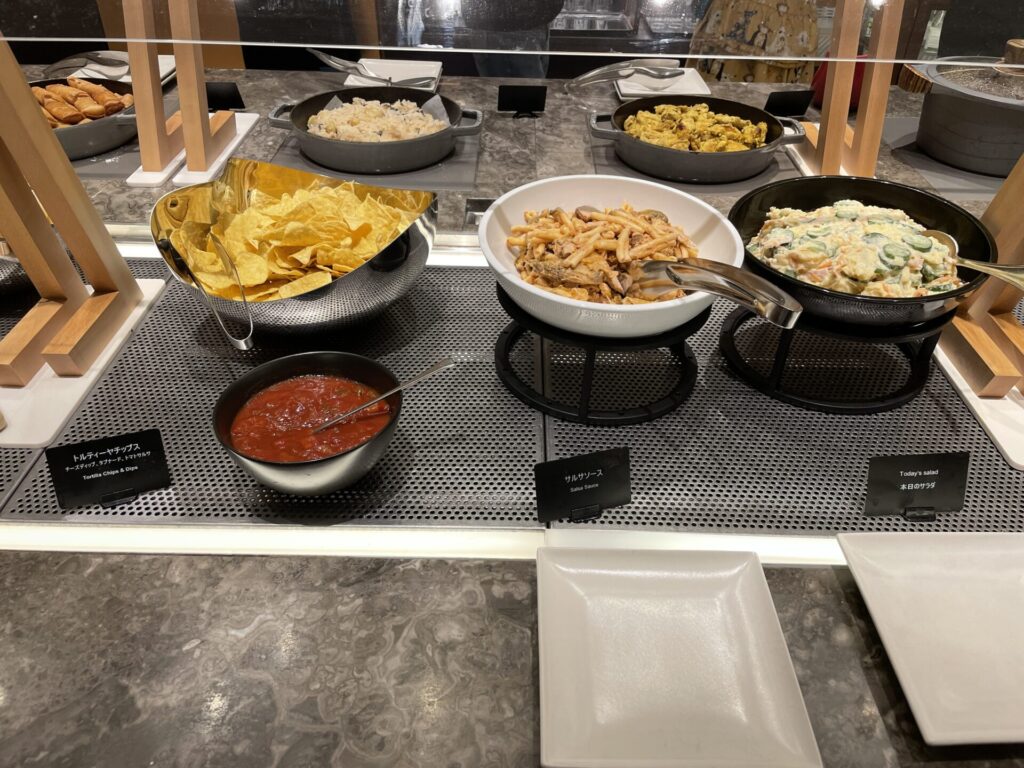 ヒルトン東京ベイ セレブリオラウンジ カクテルタイム トルティーヤとサラダ