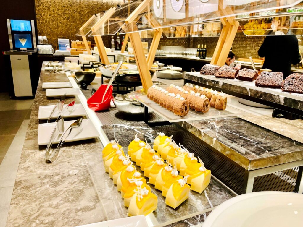 ヒルトン東京ベイ エグゼクティブラウンジ イブニングカクテル ケーキ3種類