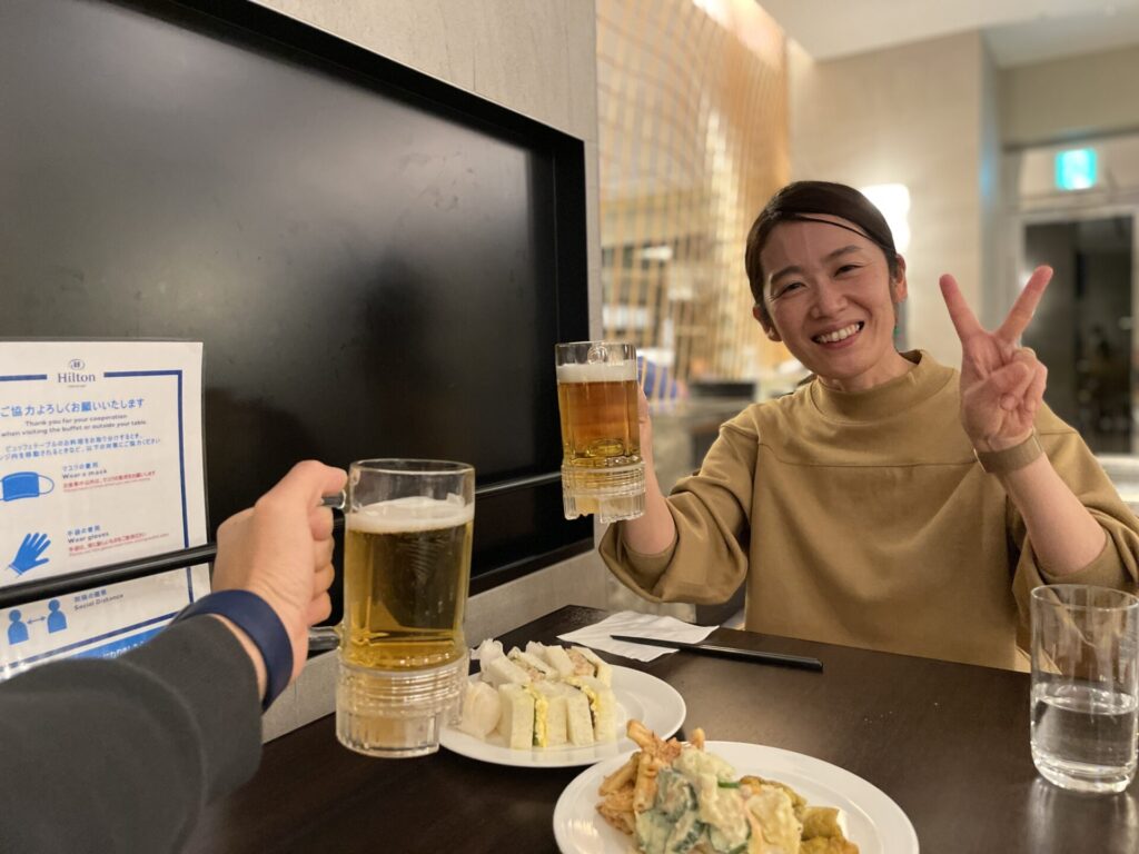 ヒルトン東京ベイ セレブリオラウンジ カクテルタイム トルネードビールで乾杯