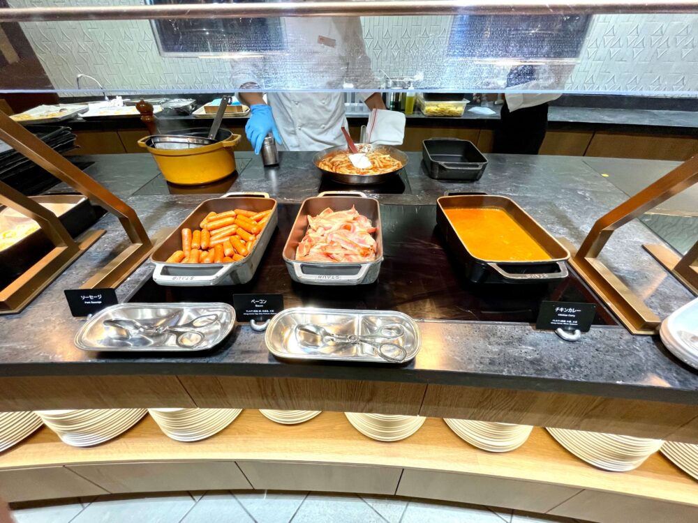 ヒルトン東京ベイ 朝食 ソーセージとベーコン チキンカレー