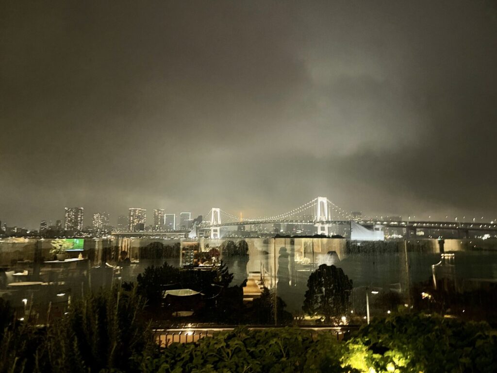 ヒルトンお台場 エグゼクティブラウンジ レインボーブリッジの夜景