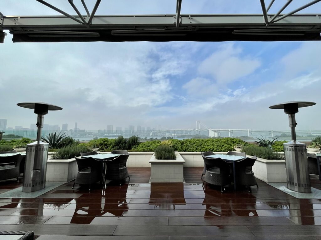 ヒルトンお台場 エグゼクティブラウンジ 雨上がりのバルコニー席