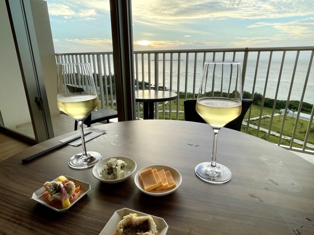 ヒルトン瀬底 エグゼクティブラウンジ 夕景を見ながら白ワインを飲む