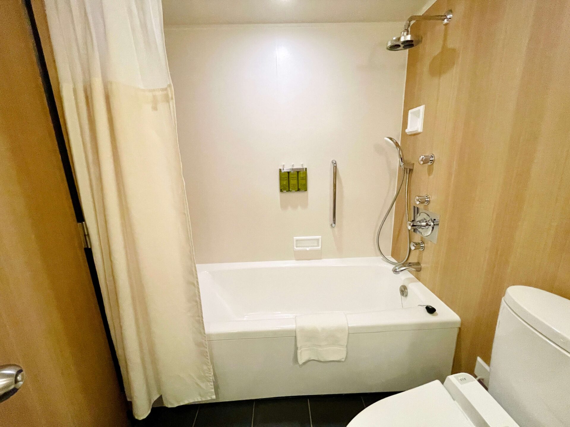 ヒルトン東京ベイ ヒルトンルーム 浴室とトイレ