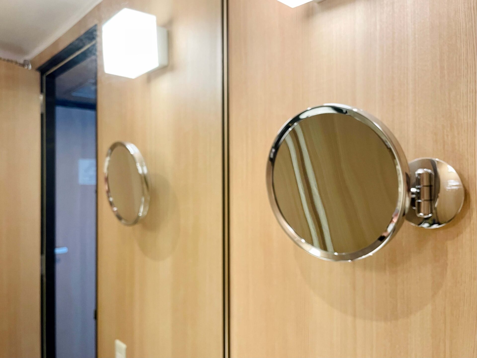 「ヒルトン東京ベイ」ヒルトンルーム 洗面台横の鏡