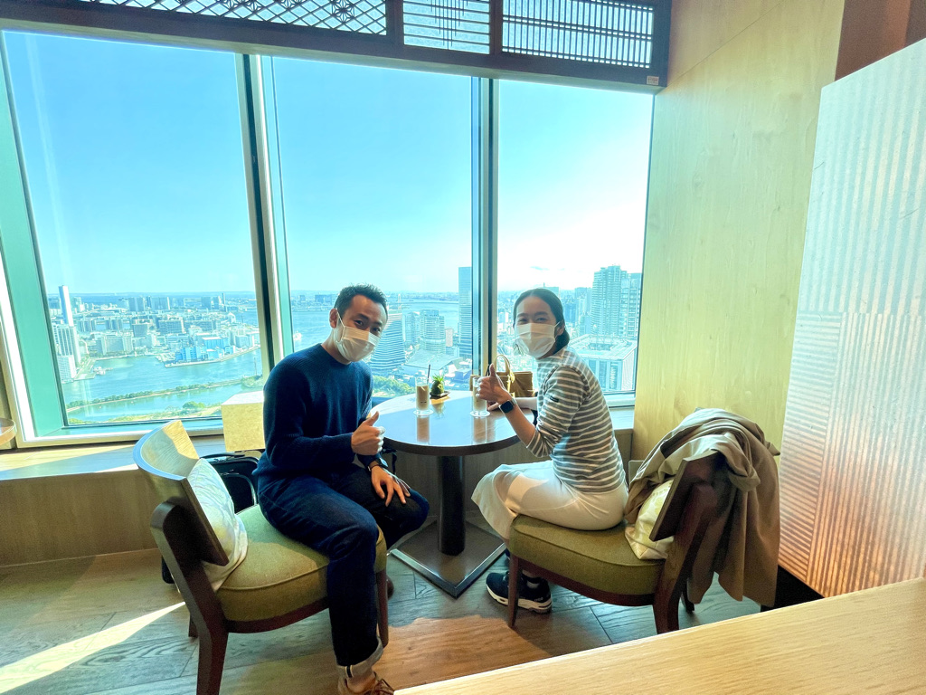コンラッド東京　エグゼクティブラウンジで記念撮影