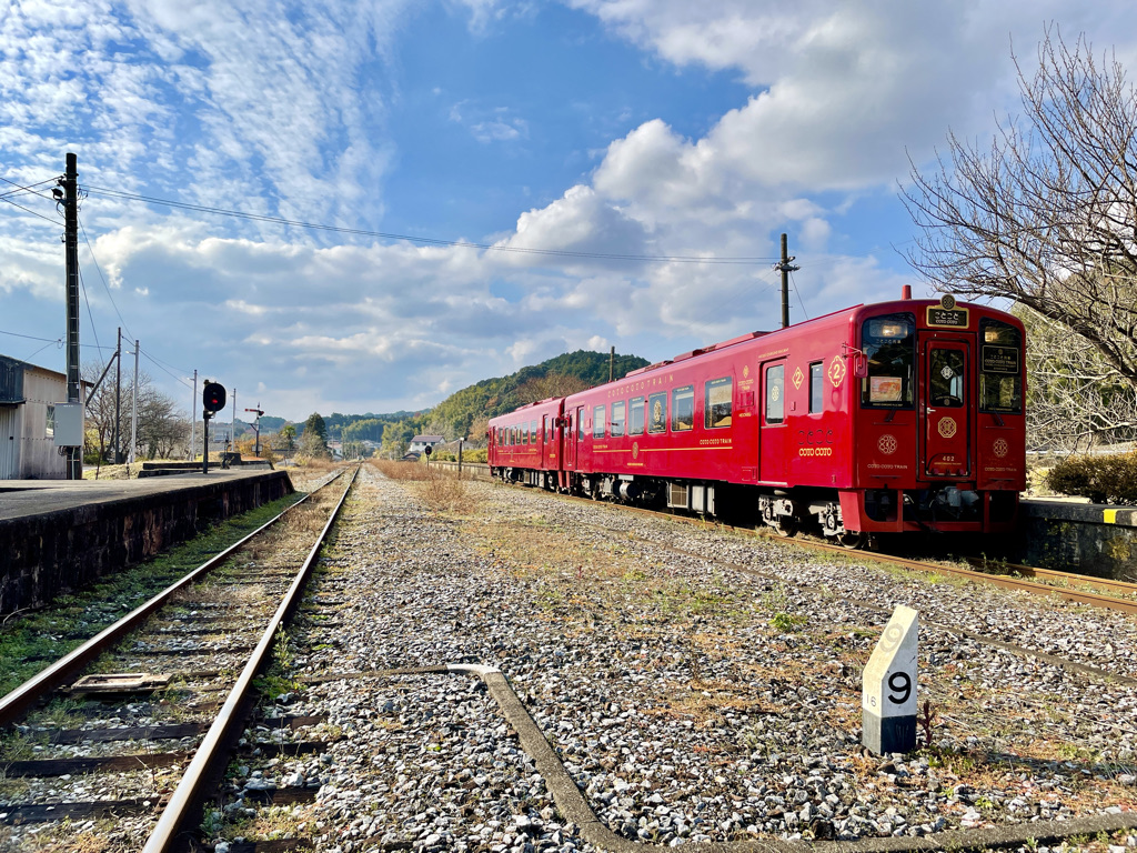 油須原駅に停車する「ことこと列車」
