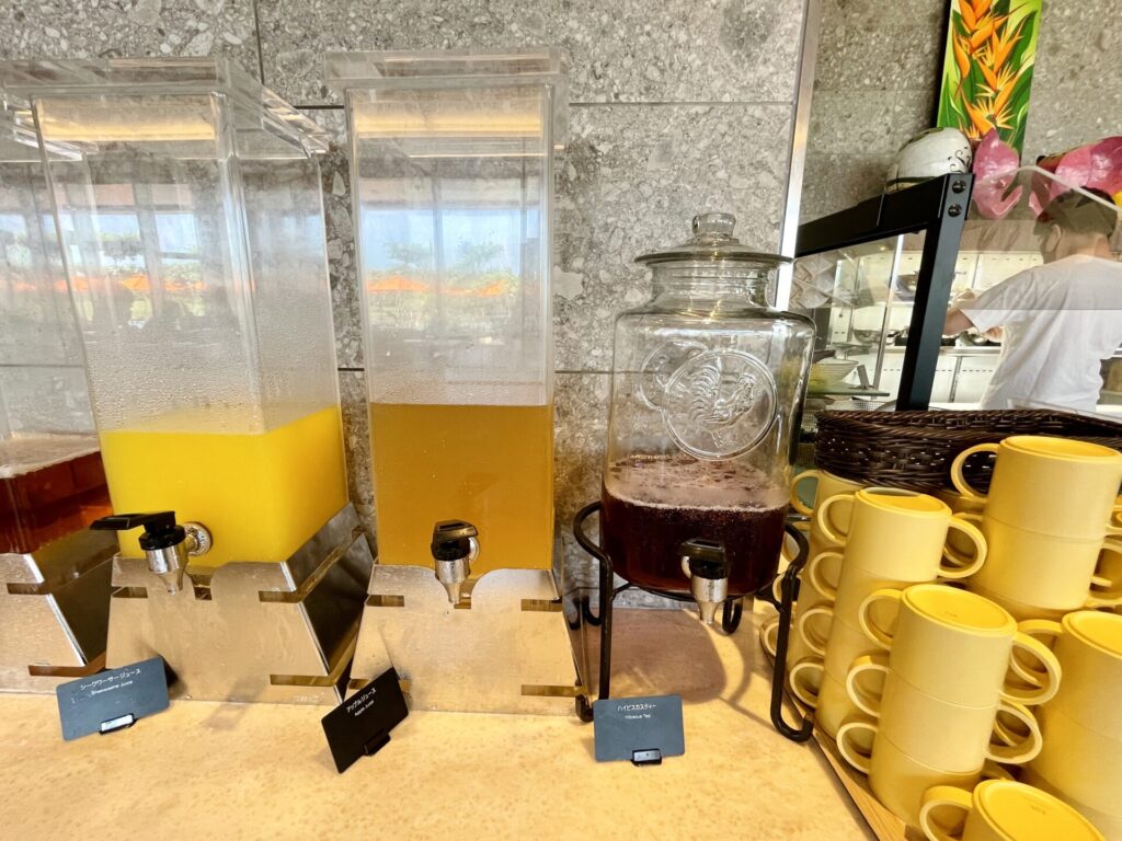「ヒルトン瀬底」朝食ビュッフェ ドリンクコーナー