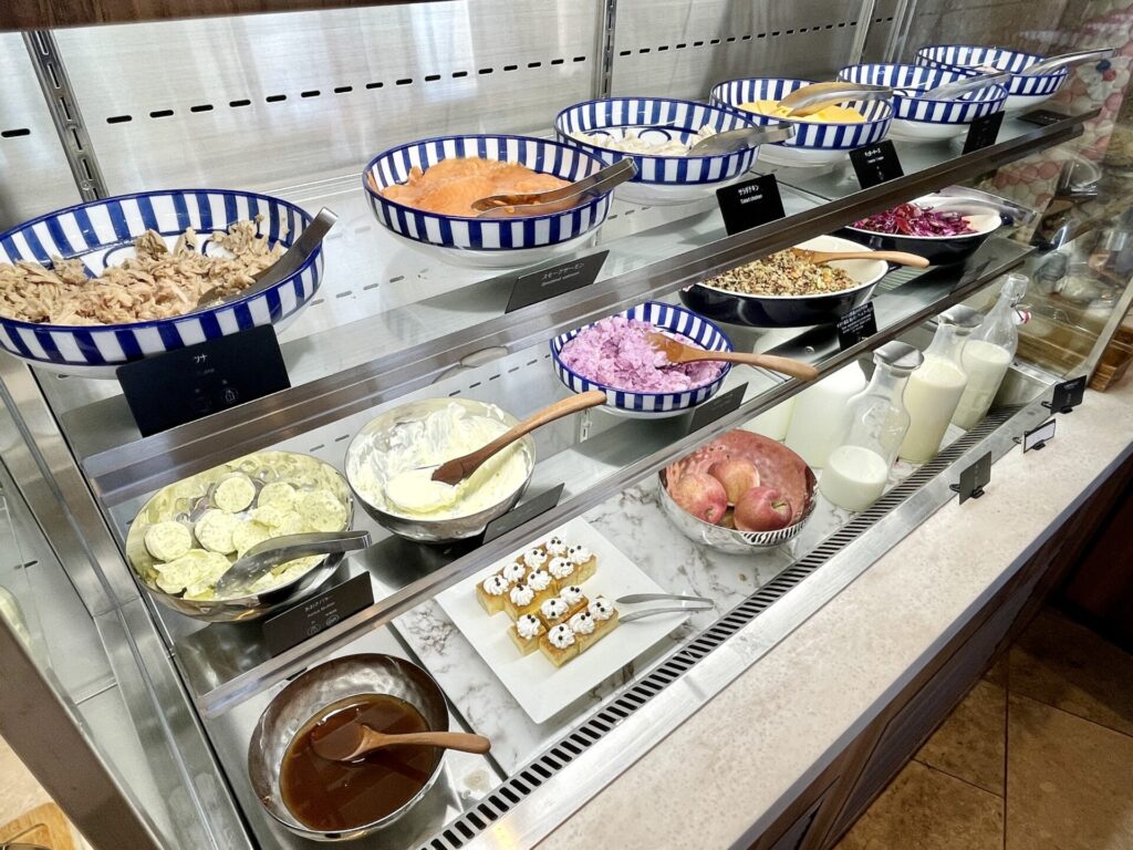 「ヒルトン瀬底」朝食ビュッフェ サラダコーナーの様子