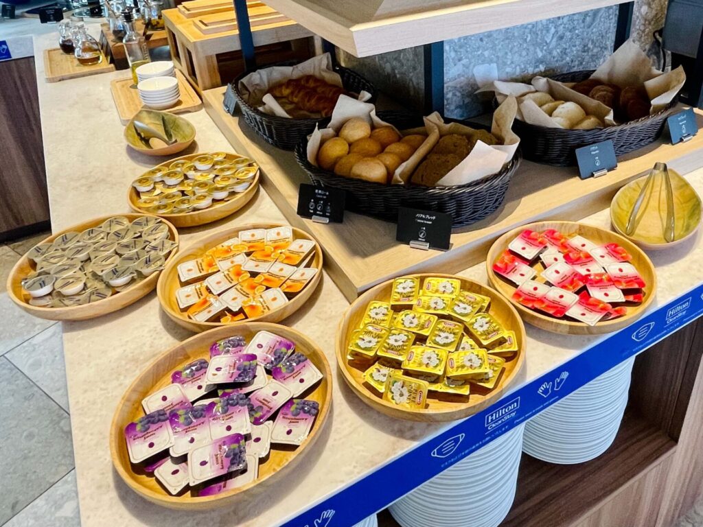 ヒルトン瀬底 朝食会場 パンコーナー バターなど