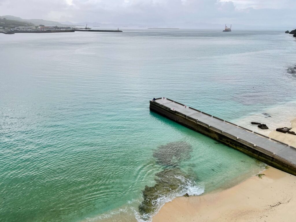 ヒルトン瀬底 旅ラン 曇天の瀬底大橋