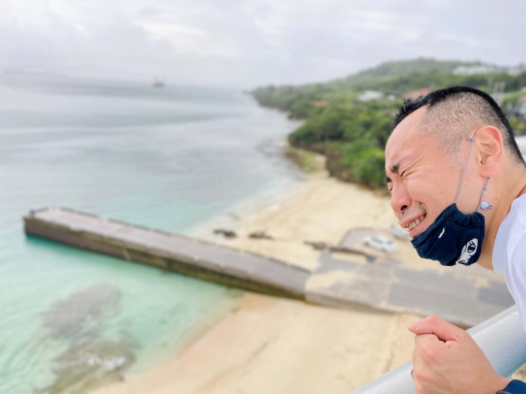 ヒルトン瀬底 旅ラン 曇天の瀬底大橋を前にがっかり