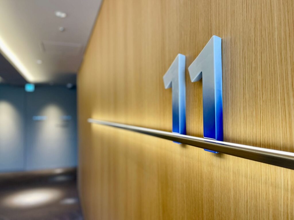 「ヒルトン長崎」到着階を示す陶器の数字モチーフ