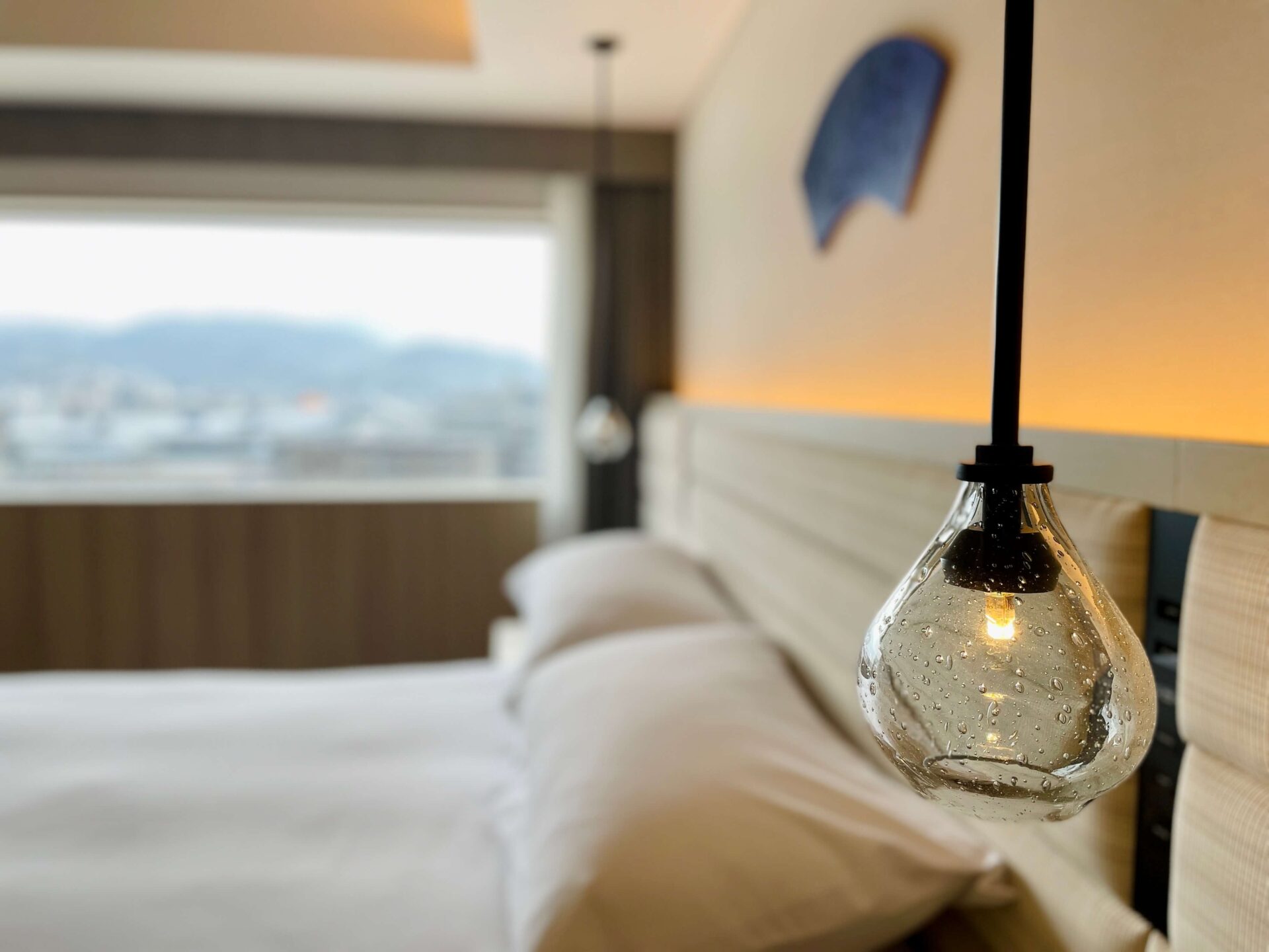 「ヒルトン長崎」客室の照明と出島モチーフのアート