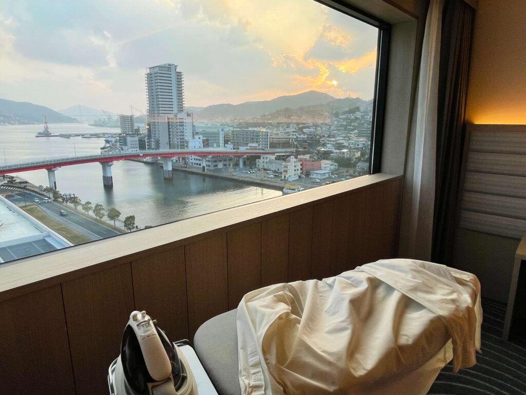「ヒルトン長崎」客室から長崎湾を眺めながらのアイロンがけ