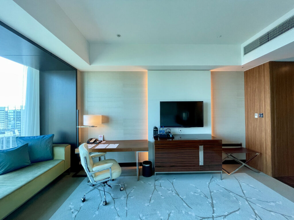 コンラッド東京 エグゼクティブルーム デスクとテレビ