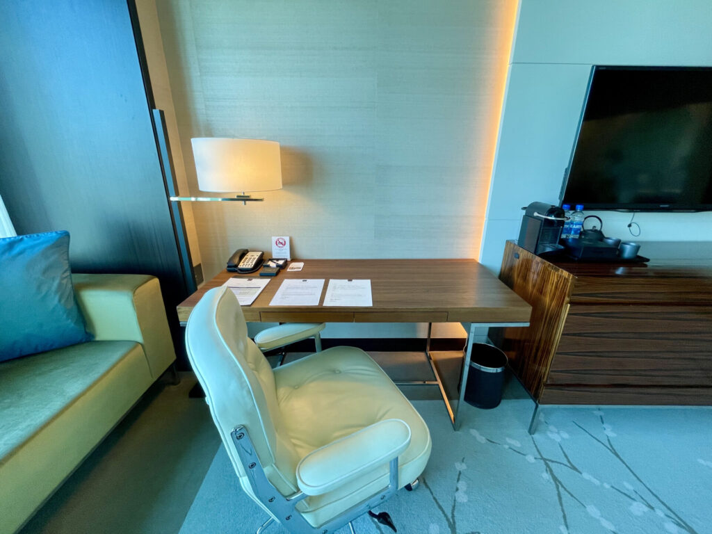 コンラッド東京 エグゼクティブルーム デスクとチェア