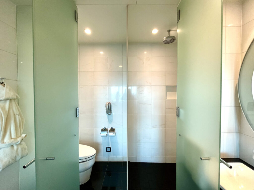 コンラッド東京 エグゼクティブルーム トイレとシャワー