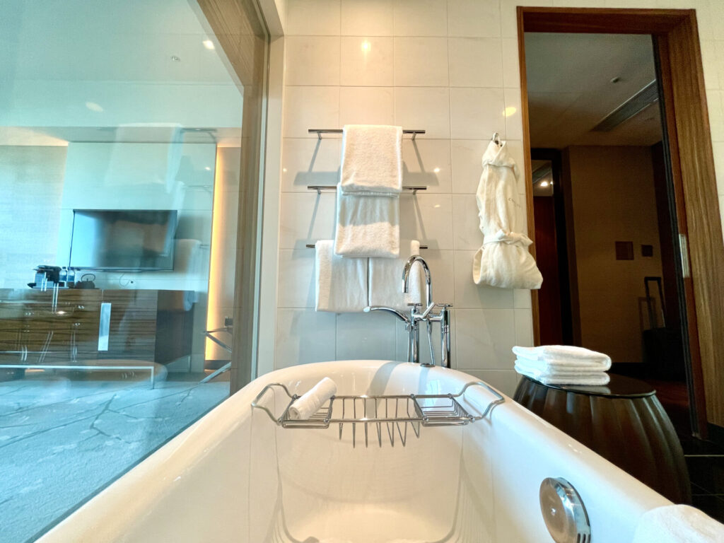 コンラッド東京 エグゼクティブルーム バスタブからの景色