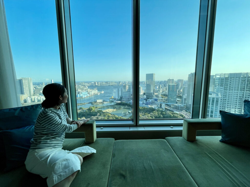 コンラッド東京 エグゼクティブルーム ベイビュー窓側で記念撮影