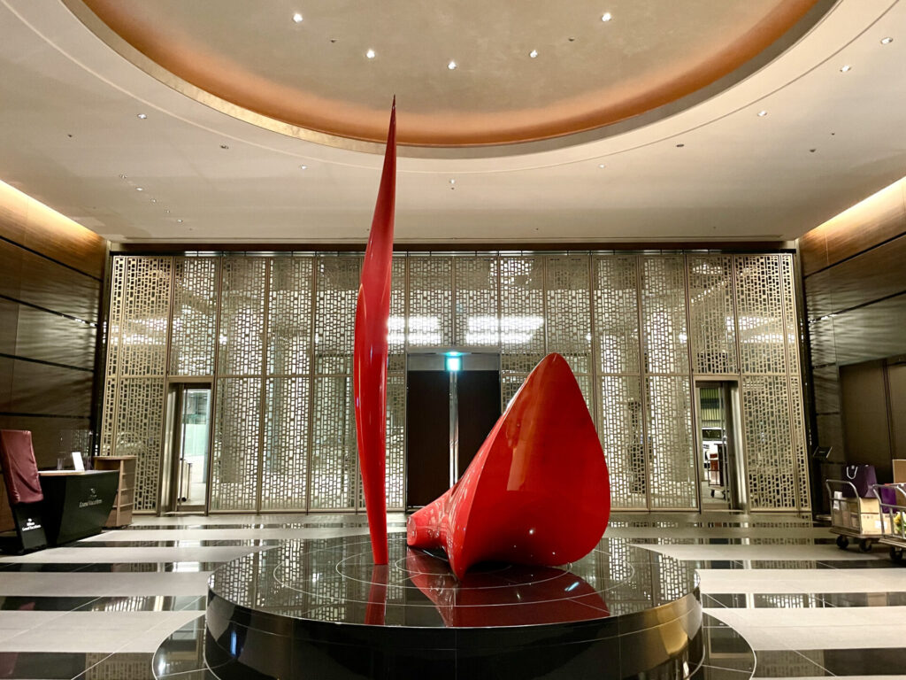 コンラッド東京 エントランスの赤いモニュメント
