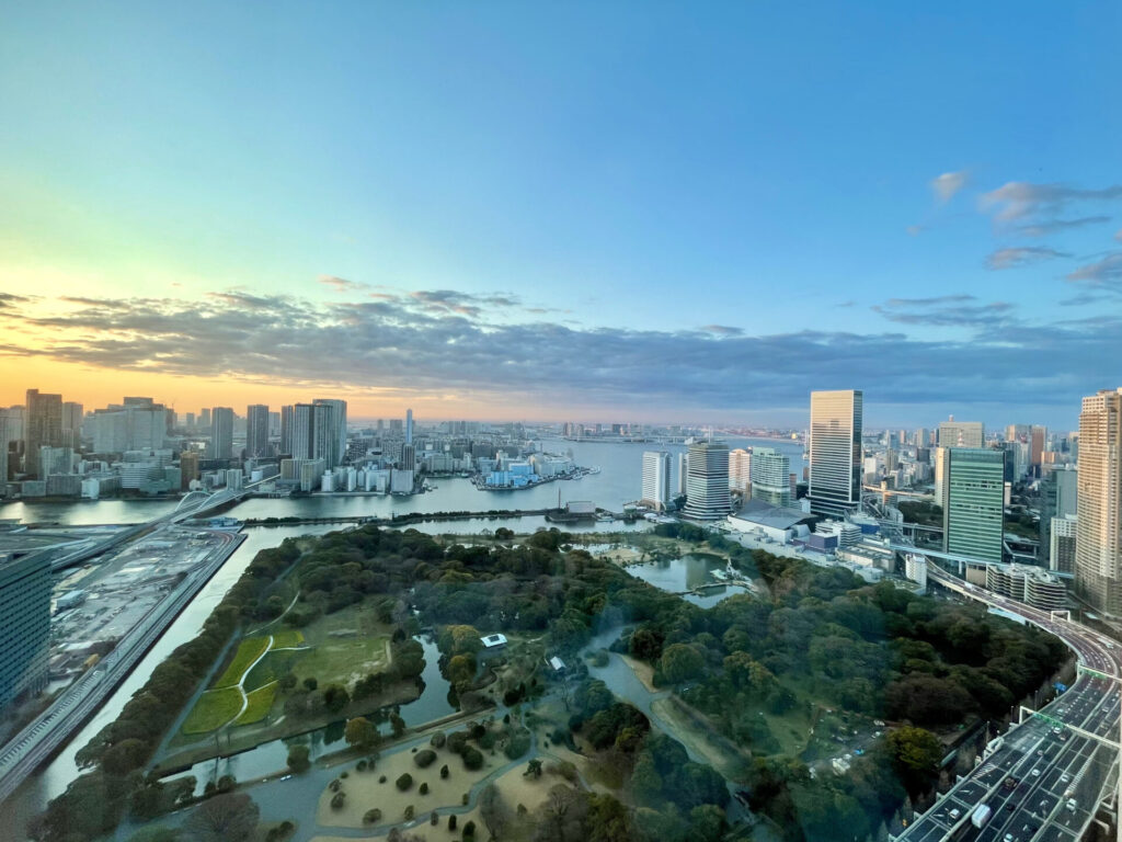コンラッド東京 エグゼクティブルーム ベイビューの朝焼け