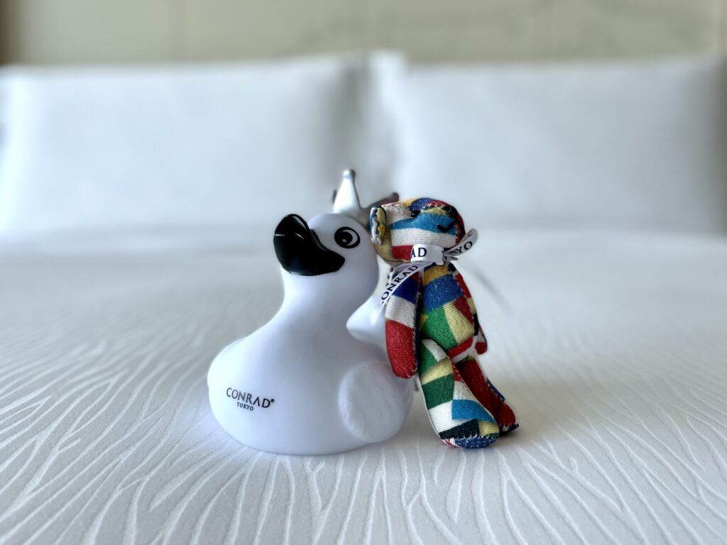 コンラッド東京 エグゼクティブルーム 国旗柄のコンラッドベア