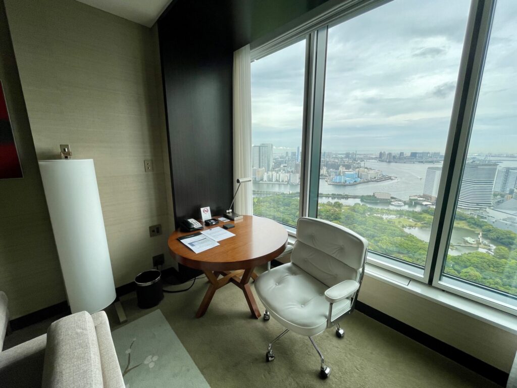 コンラッド東京 スイート デスクとチェア