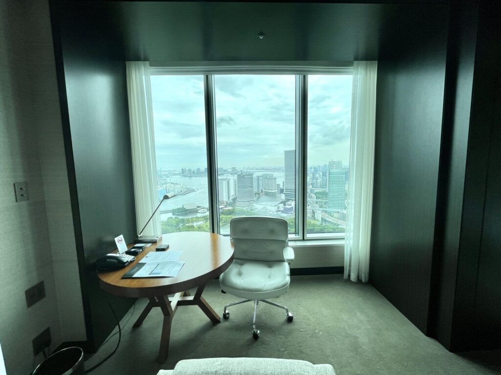 コンラッド東京 スイート デスク