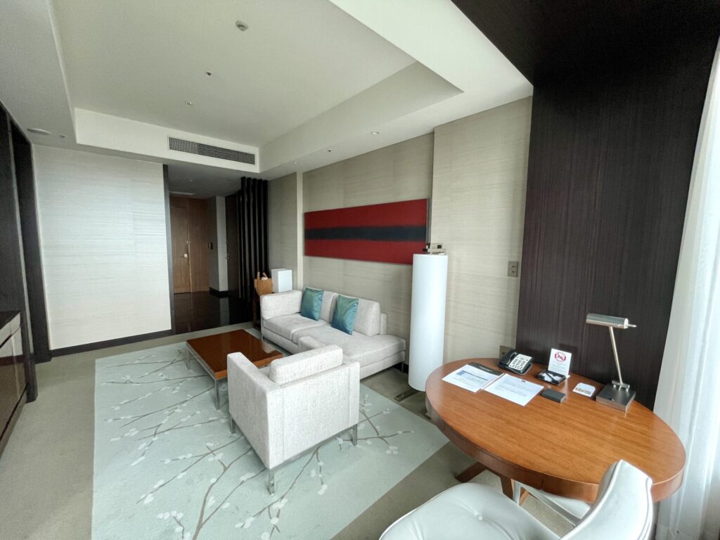 コンラッド東京 スイート リビング 窓側からの様子