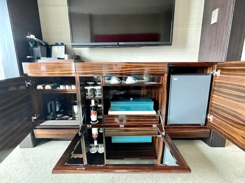 コンラッド東京 スイート テレビ下のミニバー