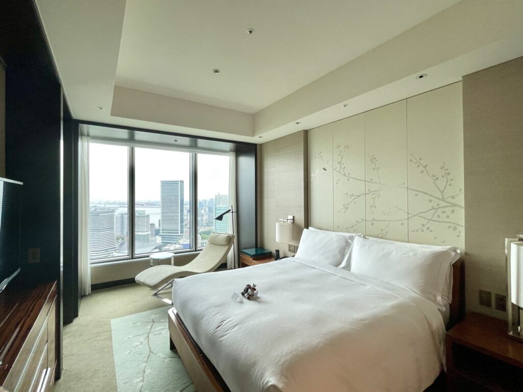 コンラッド東京 スイート 寝室の様子
