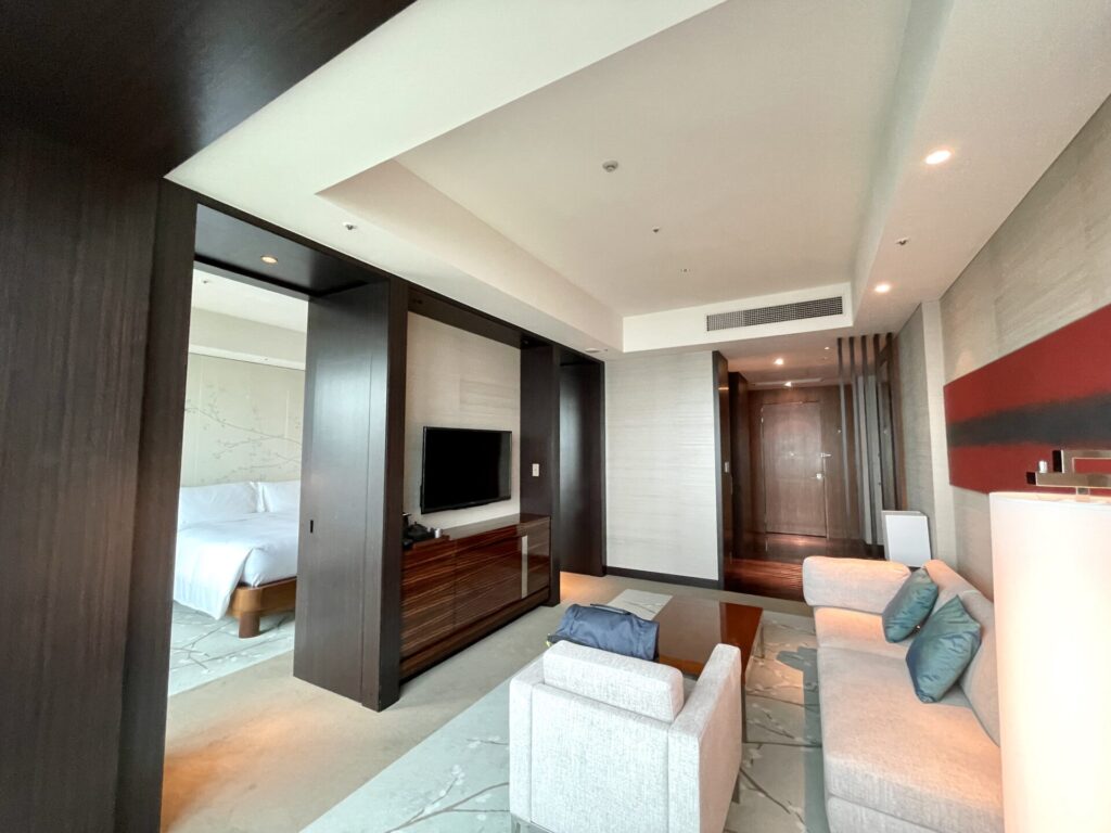 コンラッド東京 スイート リビングから寝室の様子