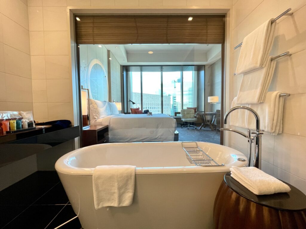 コンラッド東京 バスルームからのシティービュー