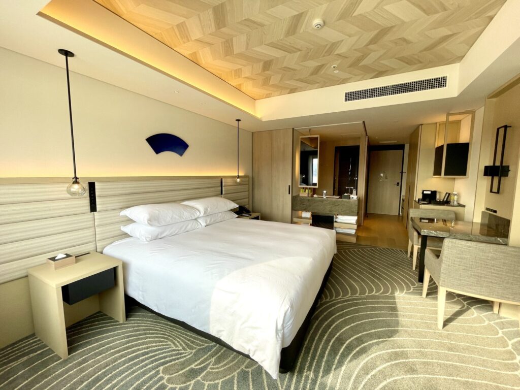 ヒルトン長崎 エグゼクティブデラックス 窓側からの客室全体の眺め