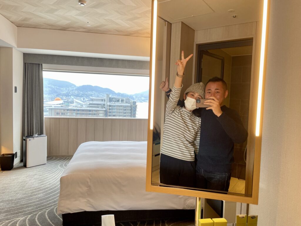 ヒルトン長崎の鏡で記念撮影