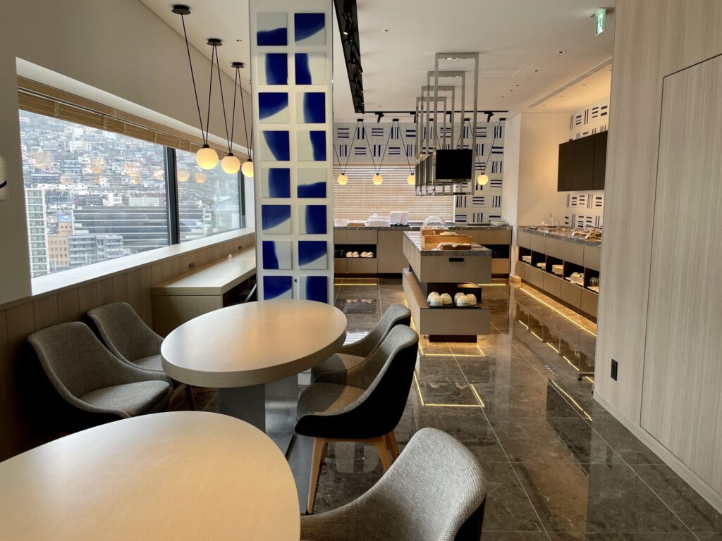 ヒルトン長崎 エグゼクティブラウンジ ブッフェ近くのテーブル席