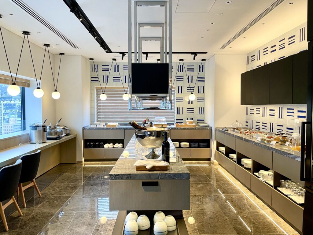 ヒルトン長崎 エグゼクティブラウンジ カクテルタイムのブッフェ台